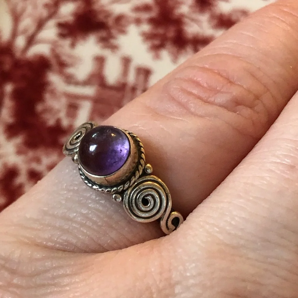 Vintage silver metal boho ring w/ purple stone cabochon amethyst? sz 6